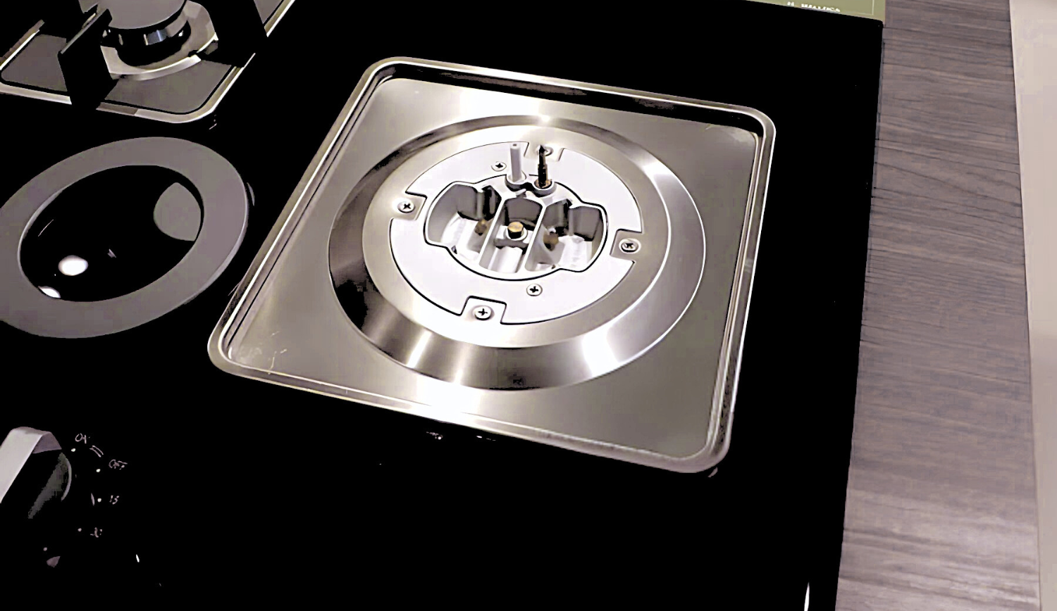 Chất liệu thép không gỉ còn có khả năng chống ăn mòn và oxy hóa tốt