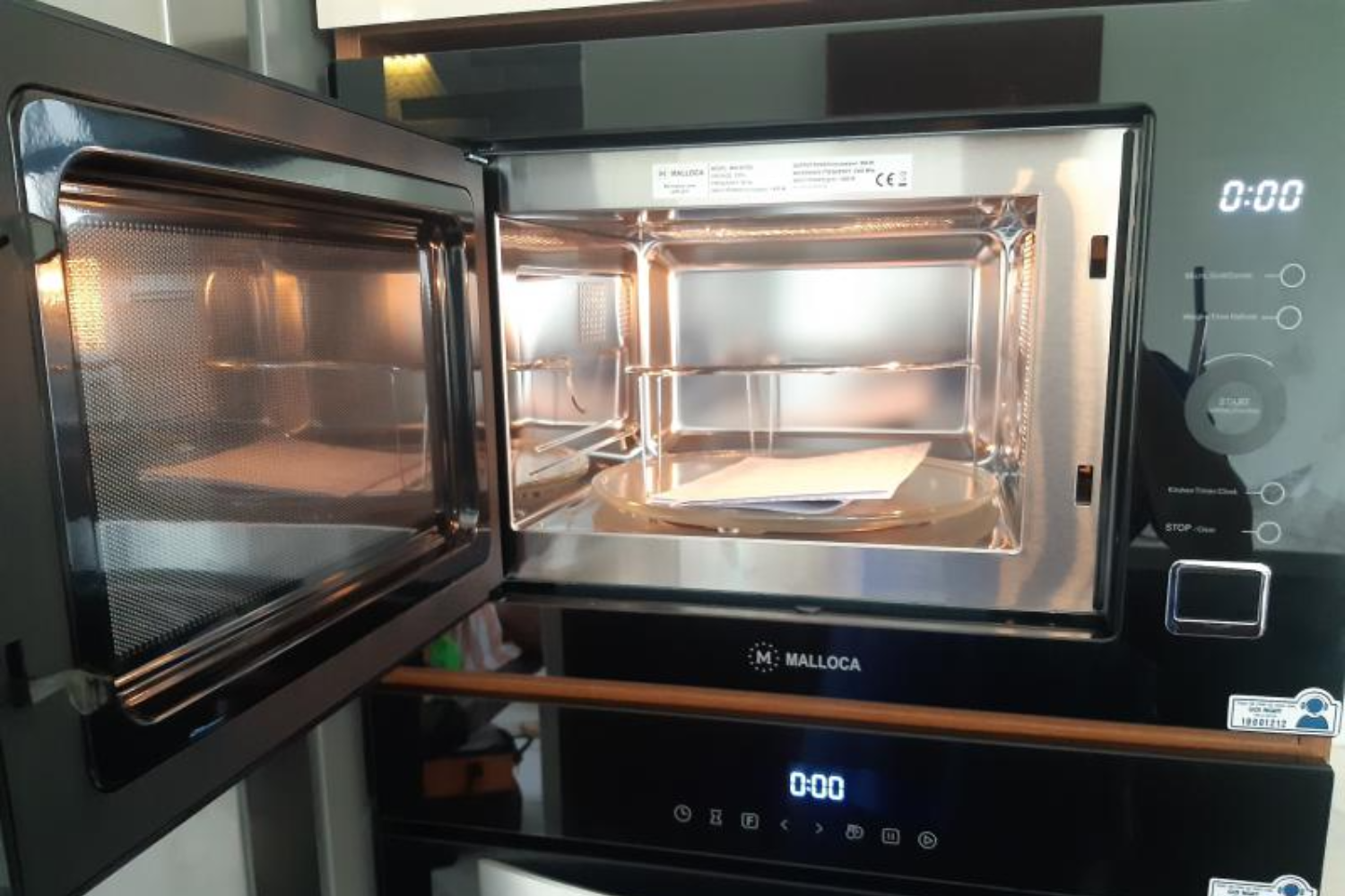 Khoang lò vi sóng MW-927BG làm từ chất liệu thép không gỉ siêu bền, không bị oxi hóa