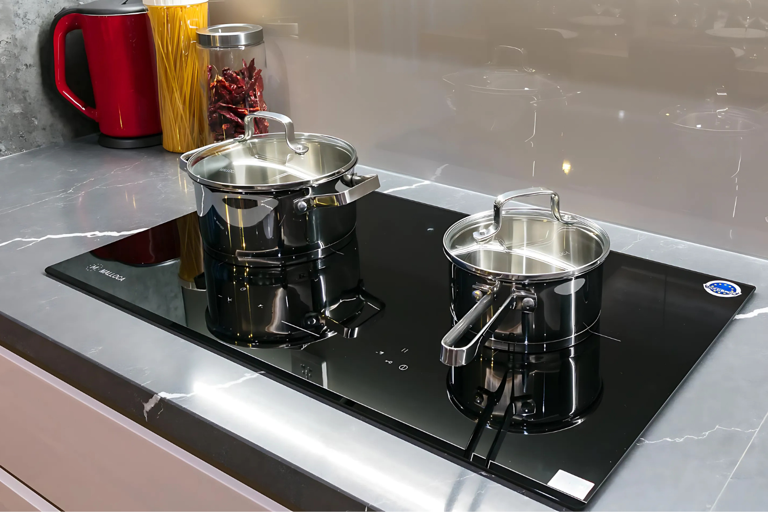 Bếp điện từ Malloca MIR 772 được thiết kế để lắp đặt âm bàn gọn gàng