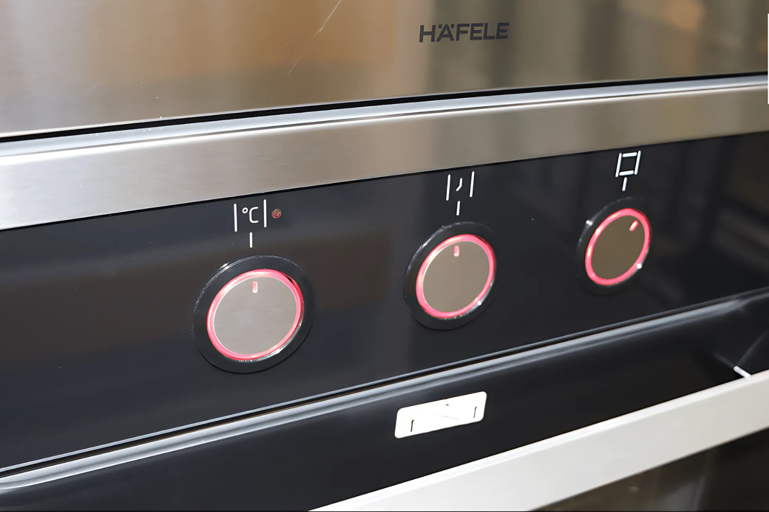 Núm xoay vật lý có thiết kế pop-up ấn vào để ẩn/bật ra để sử dụng