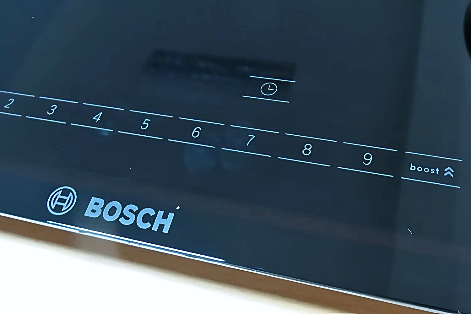 Bếp từ Bosch PMI968MS được trang bị bảng điều khiển cảm ứng DirectControl