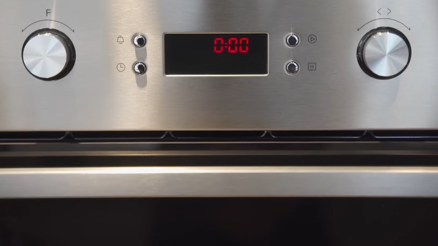 Màn hình hiển thị LED của lò cung cấp thông tin rõ ràng và dễ đọc