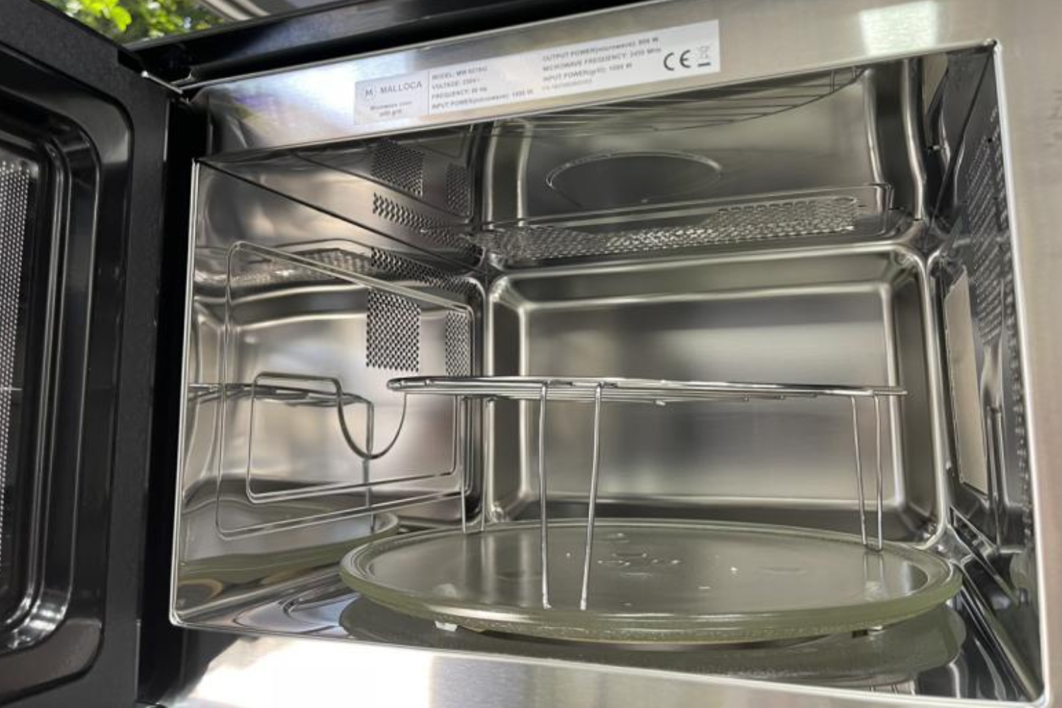 Khoang lò với dung tích 27 lít mang lại không gian thoải mái cho mọi nhu cầu nấu nướng