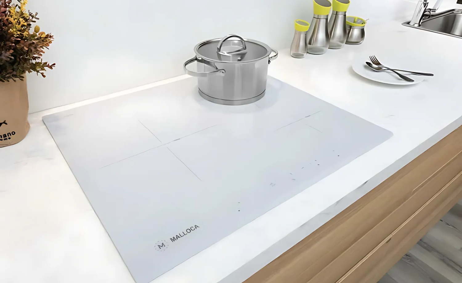 Bếp từ Malloca MI-593 WN nổi bật hoàn toàn với sắc trắng tinh khôi