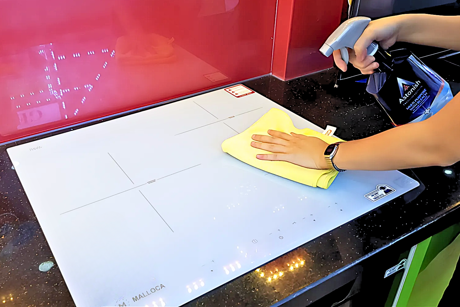 Thiết kế lắp âm của bếp từ Malloca MI-593 WN dễ lau chùi