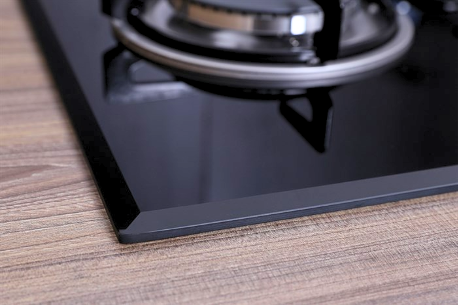 Mặt bếp gas âm của Malloca GHG 733B được làm từ kính cường lực cao cấp có độ dày 8mm