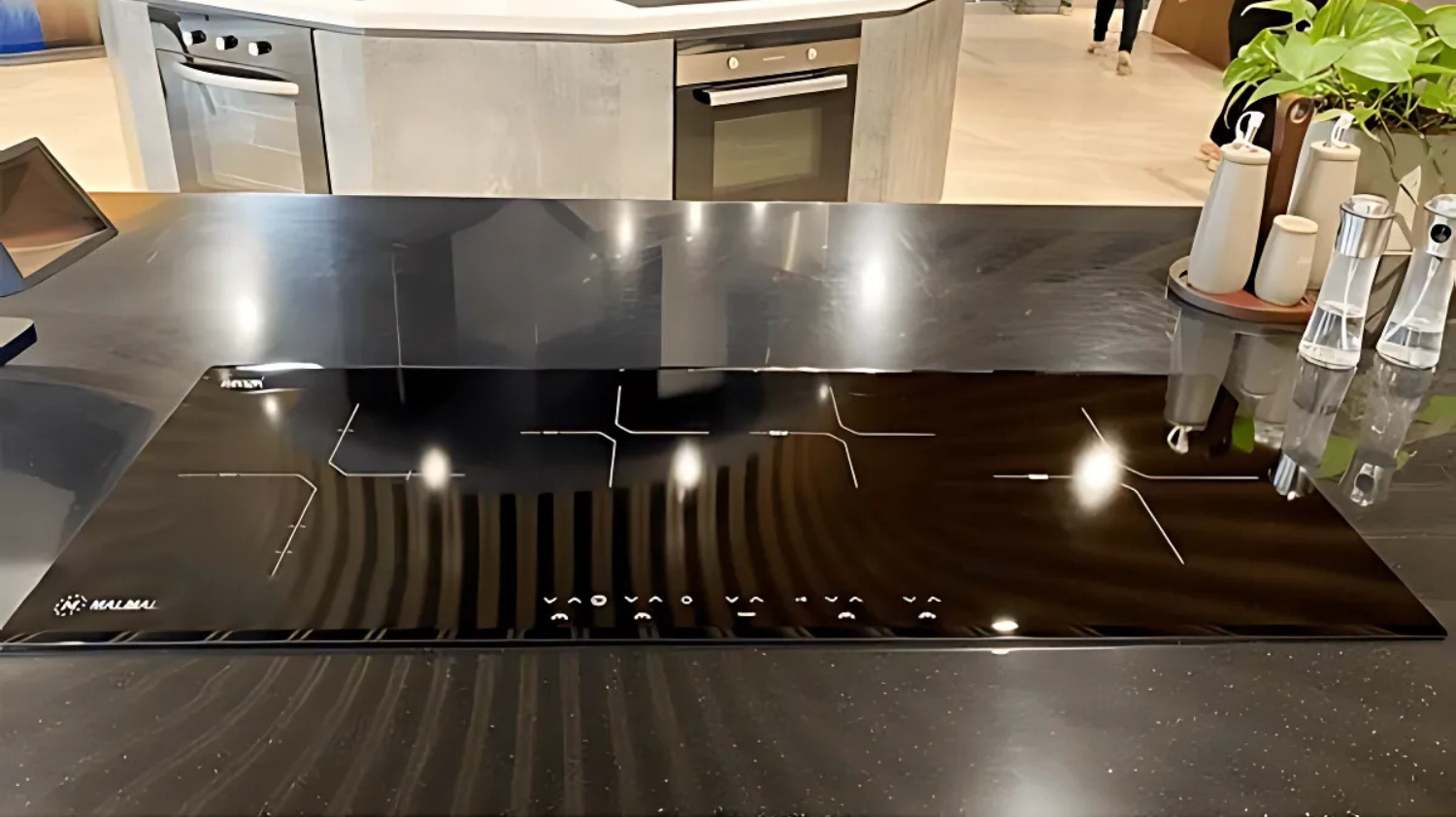 Bếp điện từ&nbsp;Malloca MH-04IR S được trang bị 4 vùng nấu hoàn toàn độc lập