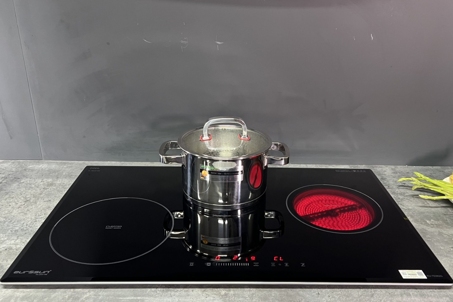 Eurosun EU-TE882G được thiết kế với thân bếp thép phủ sơn tĩnh điện