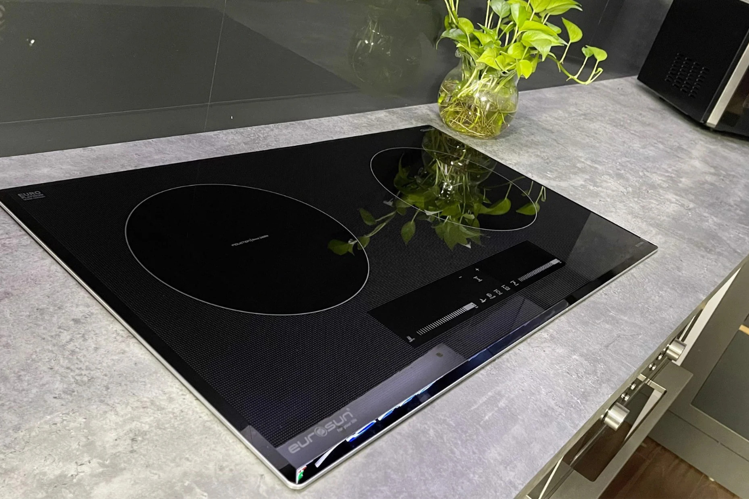 EU-T710Pro(G) có 2 vùng nấu từ độc lập