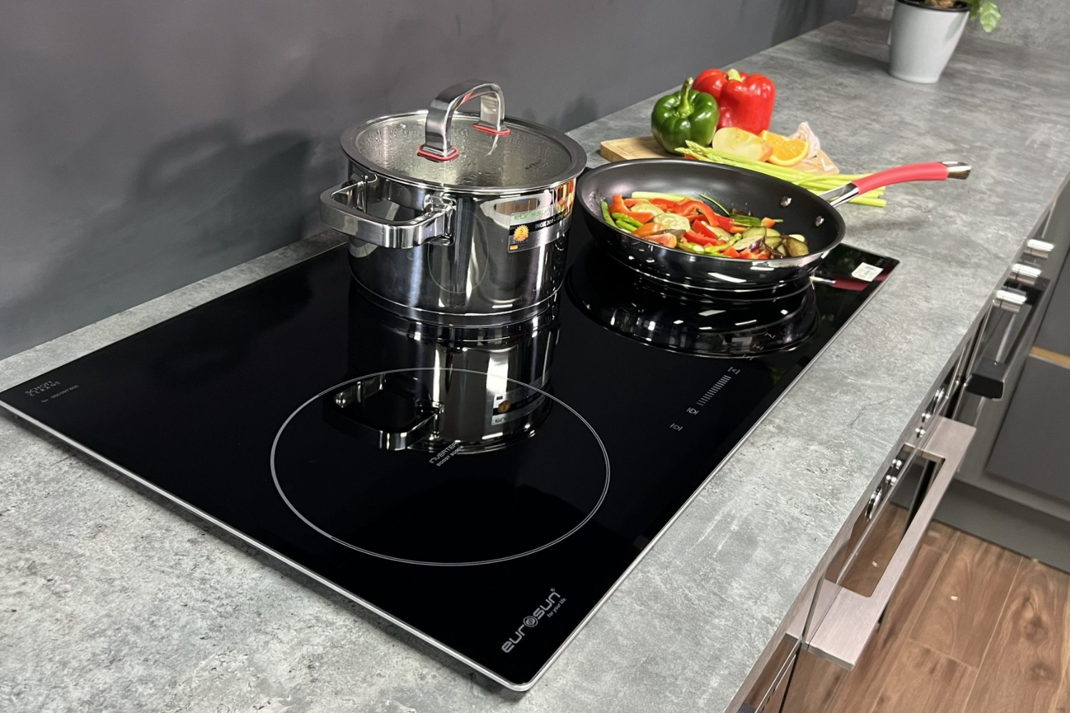 Eurosun EU-T881G được làm bằng thép phủ sơn tĩnh điện cao cấp