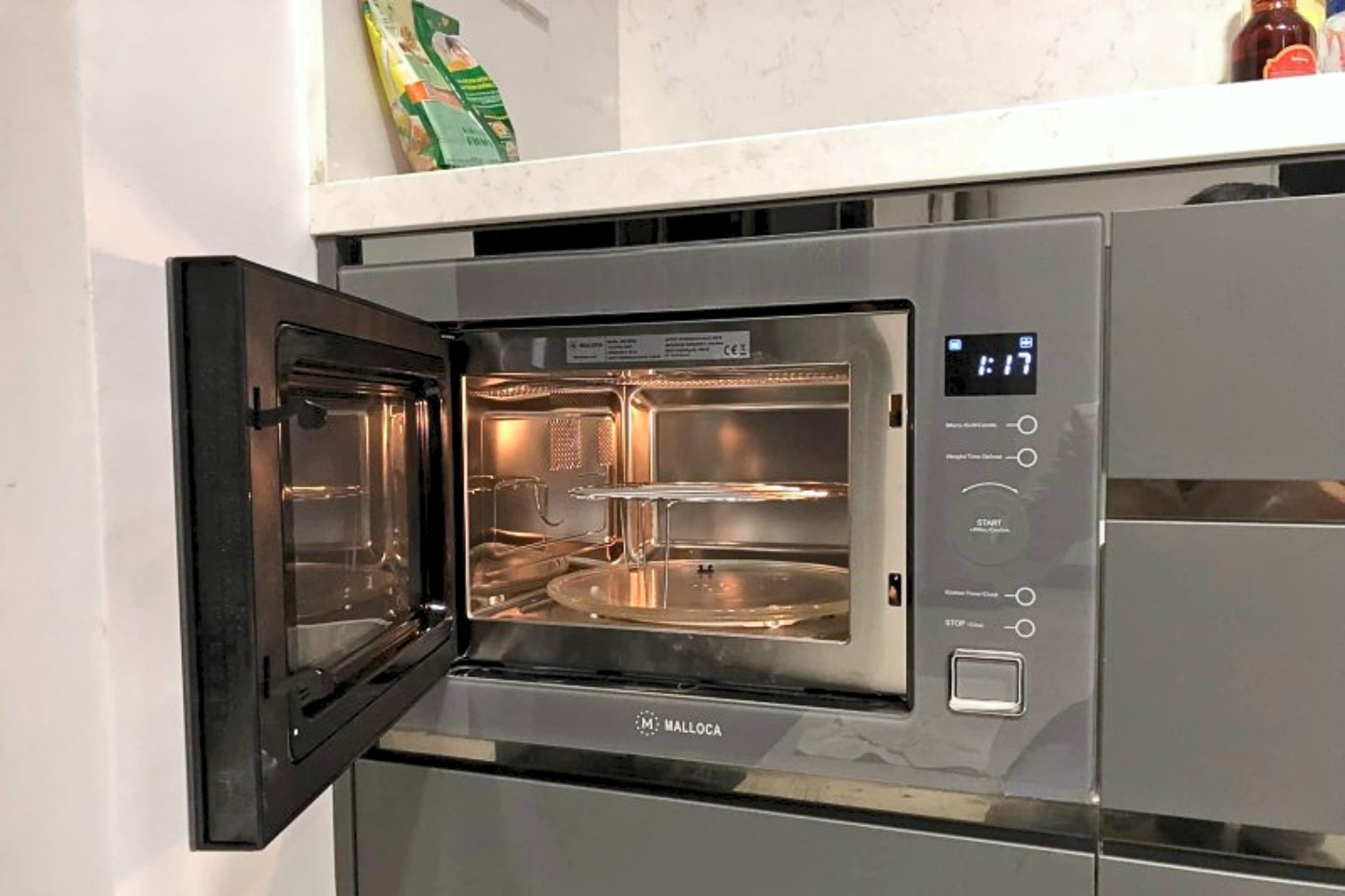 Lớp vỏ ngoài của lò vi sóng Malloca MW-927BG được làm bằng kính cường lực&nbsp;sang trọng, hiện đại