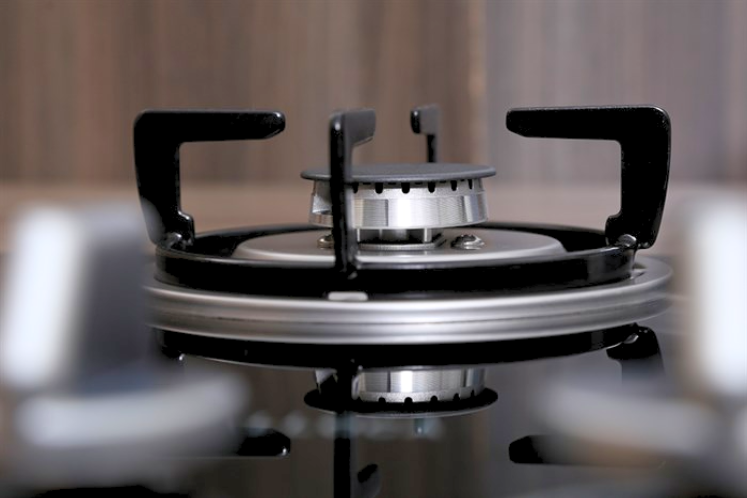 Kiềng bếp 4 chân vững chãi được thiết kế để đảm bảo mọi dụng cụ nấu được đặt ổn định trên bếp