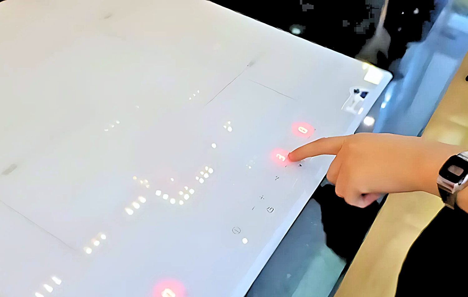 Bếp từ Malloca MI-593 WN được trang bị bảng điều khiển cảm ứng dạng chạm tiên tiến