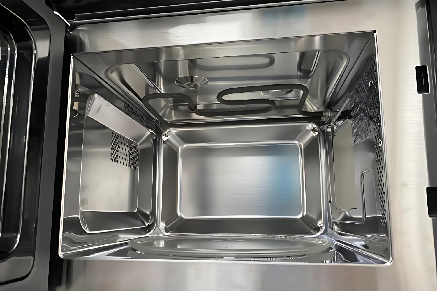 Với công suất nướng 1000W, MW-820B không chỉ là lò vi sóng mà còn là một lò nướng mini tiện lợi.