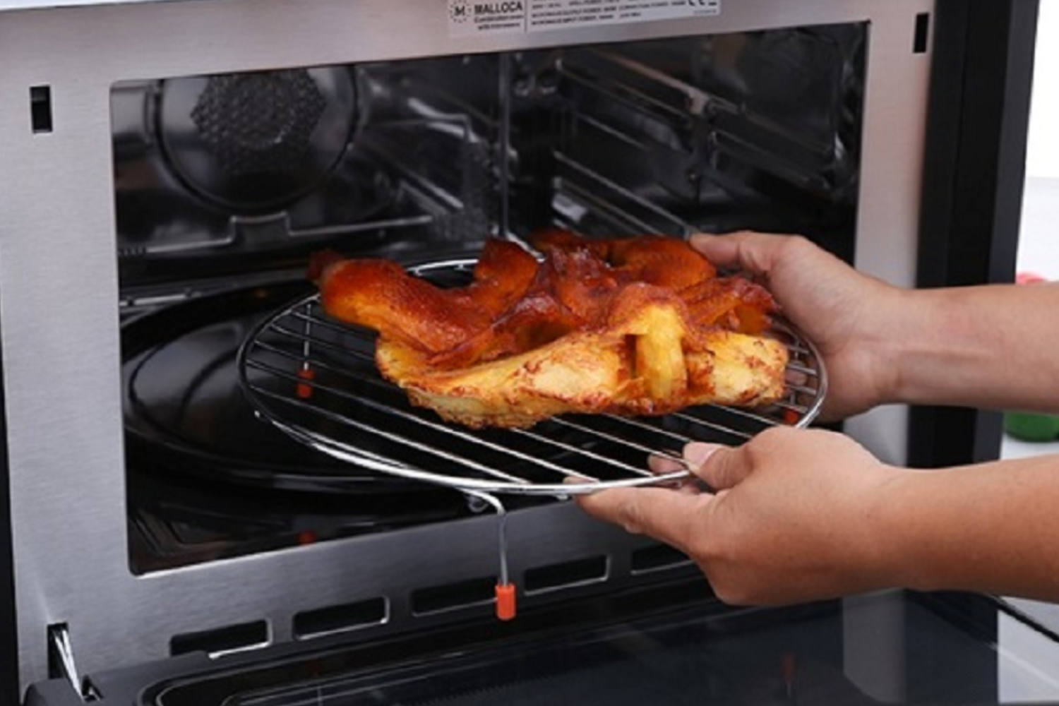 Là một sản phẩm&nbsp;kết hợp 3-trong-1 (vi sóng, nướng và đối lưu), Malloca MW-LX12 mang đến sự linh hoạt tối đa