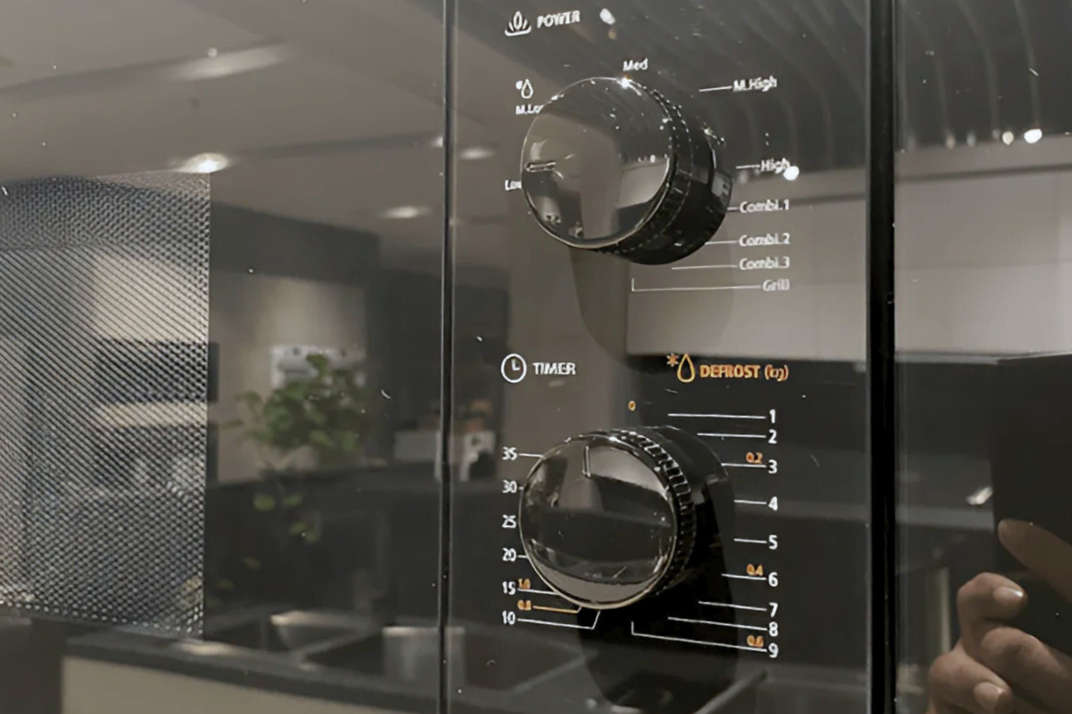 Lò vi sóng Malloca MW-820B sử dụng hệ thống điều khiển bằng núm vặn truyền thống đơn giản