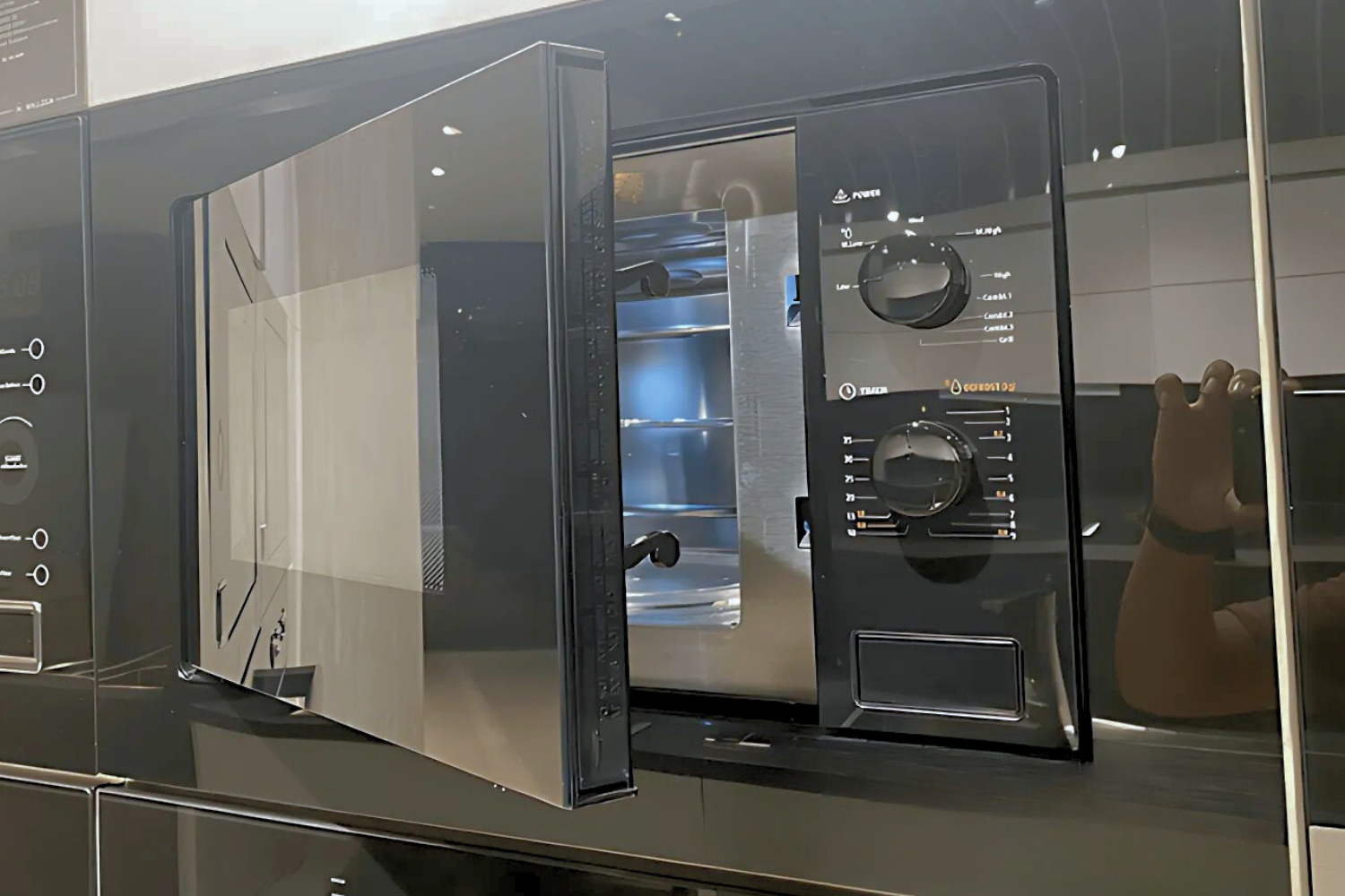 Lớp vỏ ngoài của lò được phủ bằng mặt kính màu đen cao cấp.