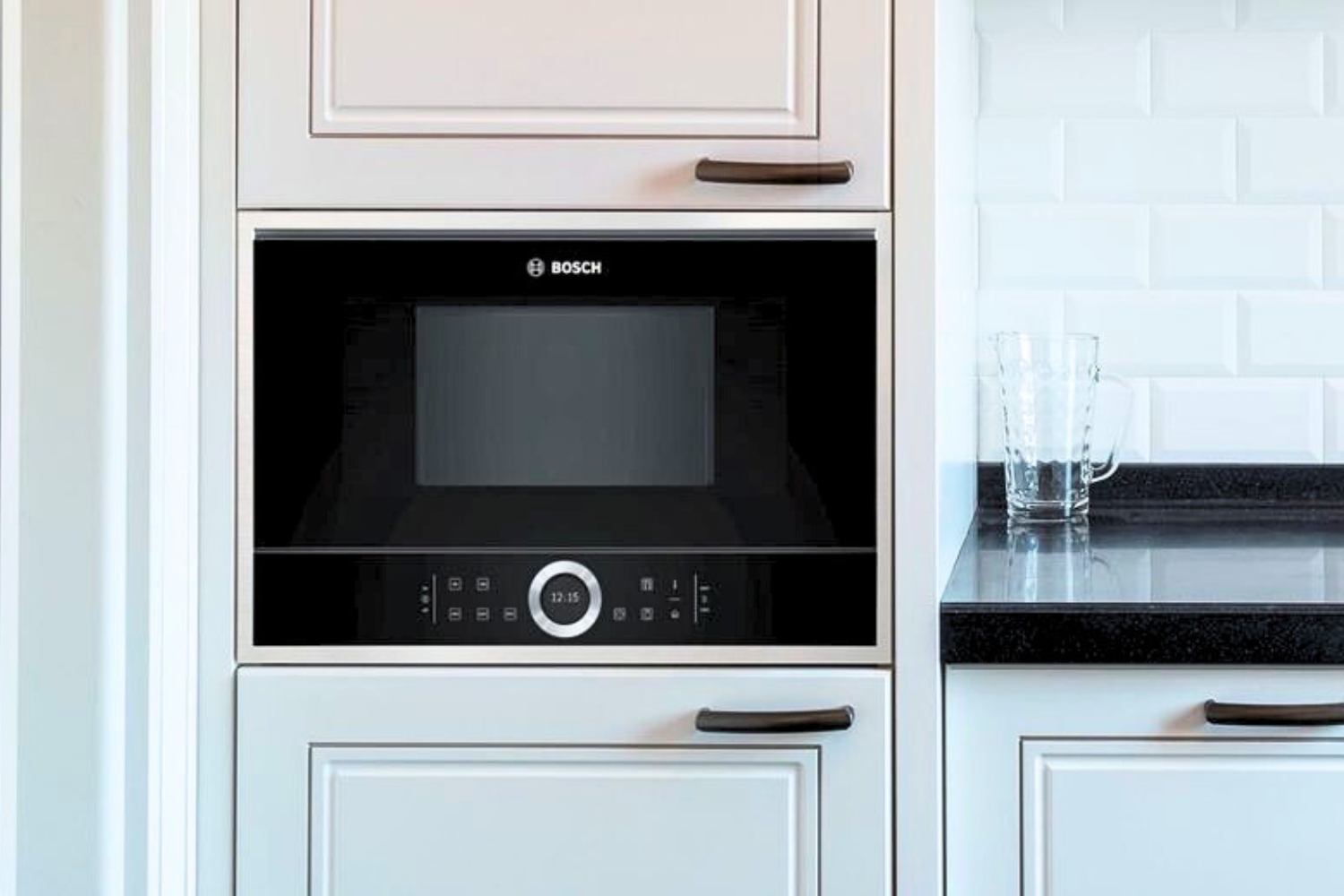 Lò vi sóng Bosch BFL634GB1 Serie 8 được thiết kế theo kiểu dáng âm tủ