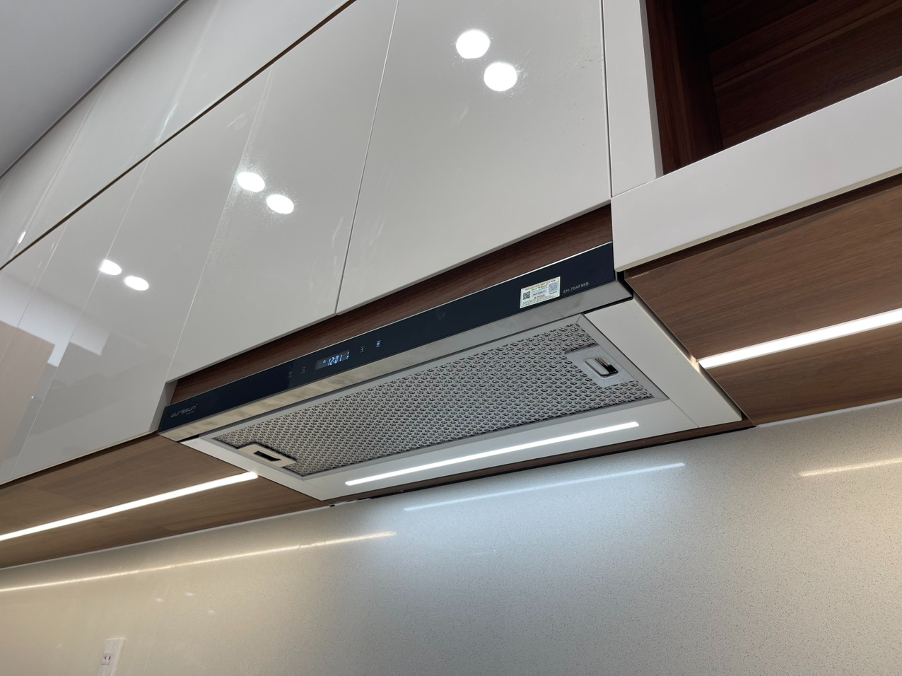 Thiết kế âm tủ hiện đại – Sơn tĩnh điện màu đen sang trọng