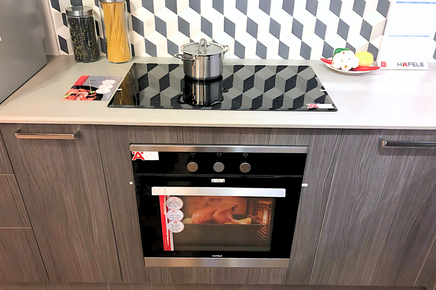 Mặt trước bằng kính đen sang trọng, kết hợp tinh tế với các đường viền inox màu trắng sáng