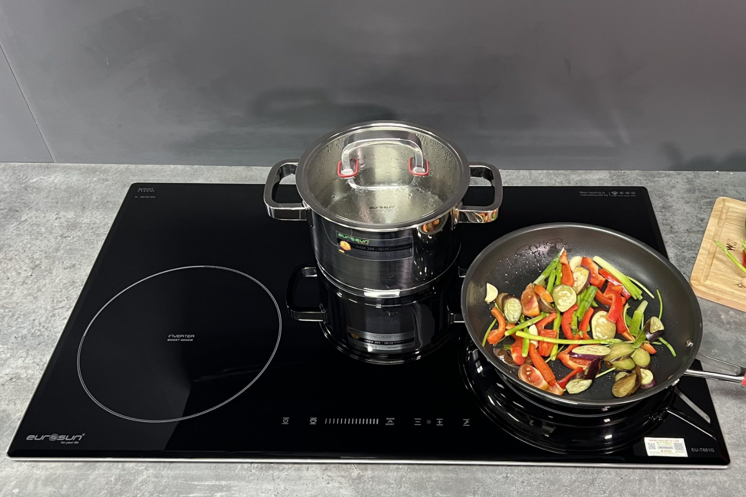 Eurosun EU-T881G được trang bị 3 vùng nấu từ độc lập