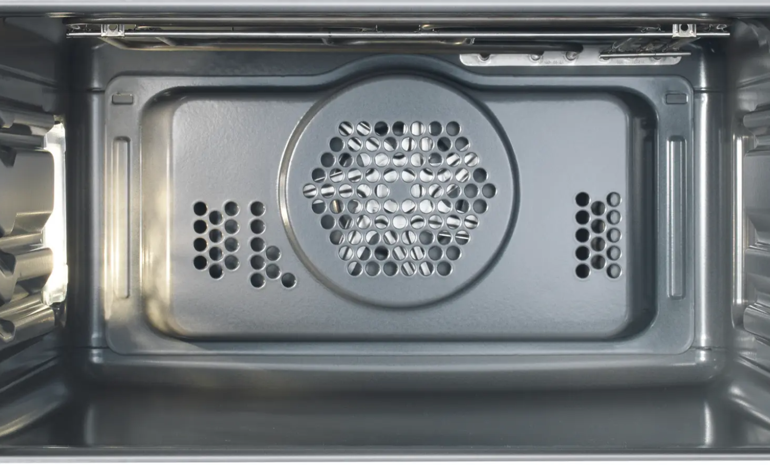 Khoang lò dung tích lên tới 36 lít giúp bạn thoải mái nướng hoặc hâm nóng nhiều thực phẩm cùng lúc