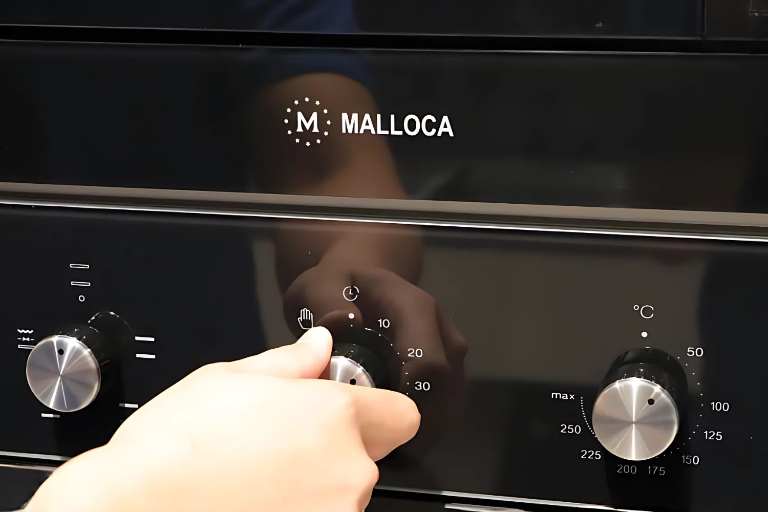 Để vận hành lò, bạn sẽ thực hiện thao tác với 3 núm xoay trực quan và dễ sử dụng