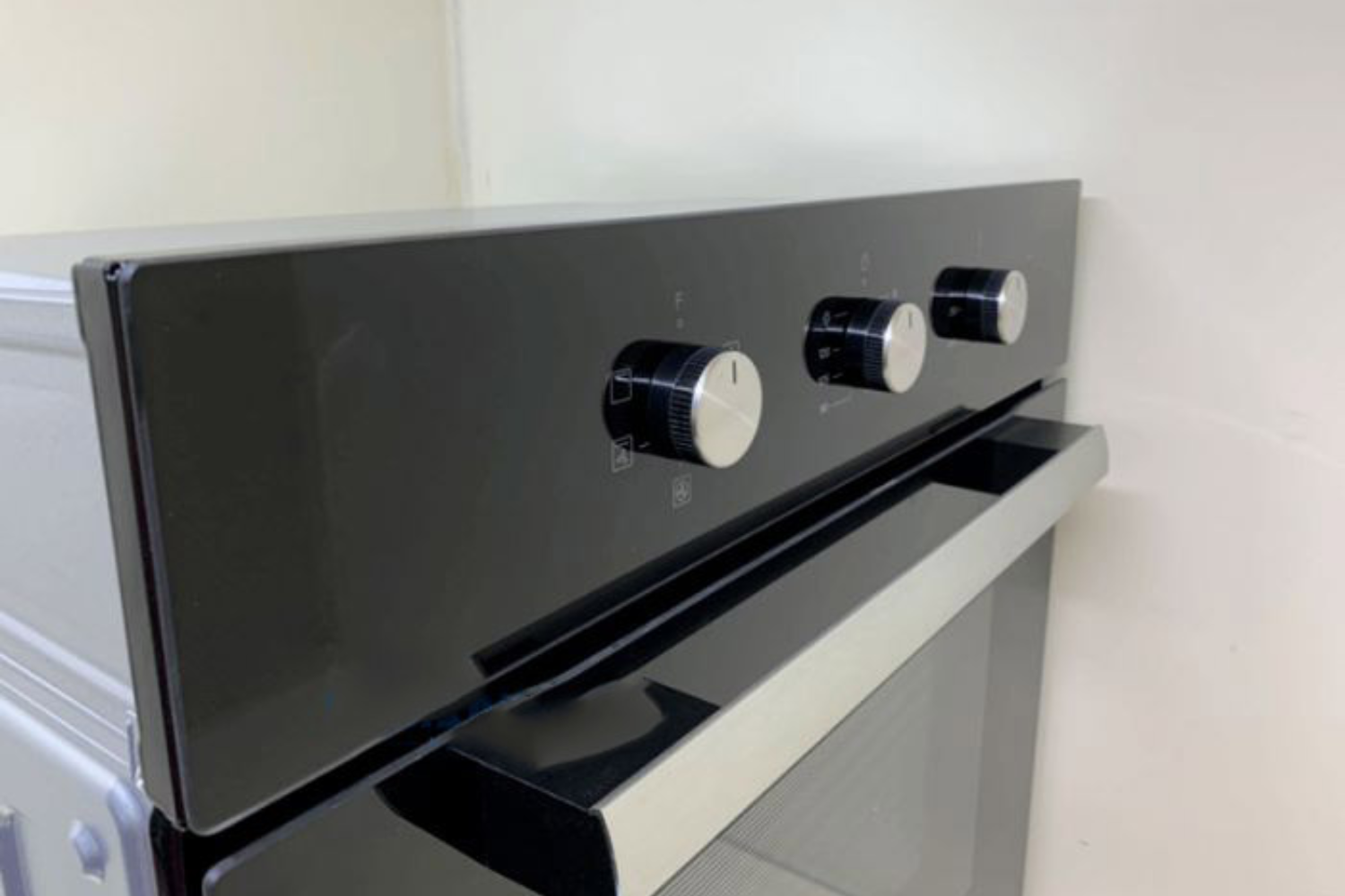 Lò khoác lên mình tông màu đen huyền bí cùng thân lò làm từ thép không gỉ chất lượng cao,