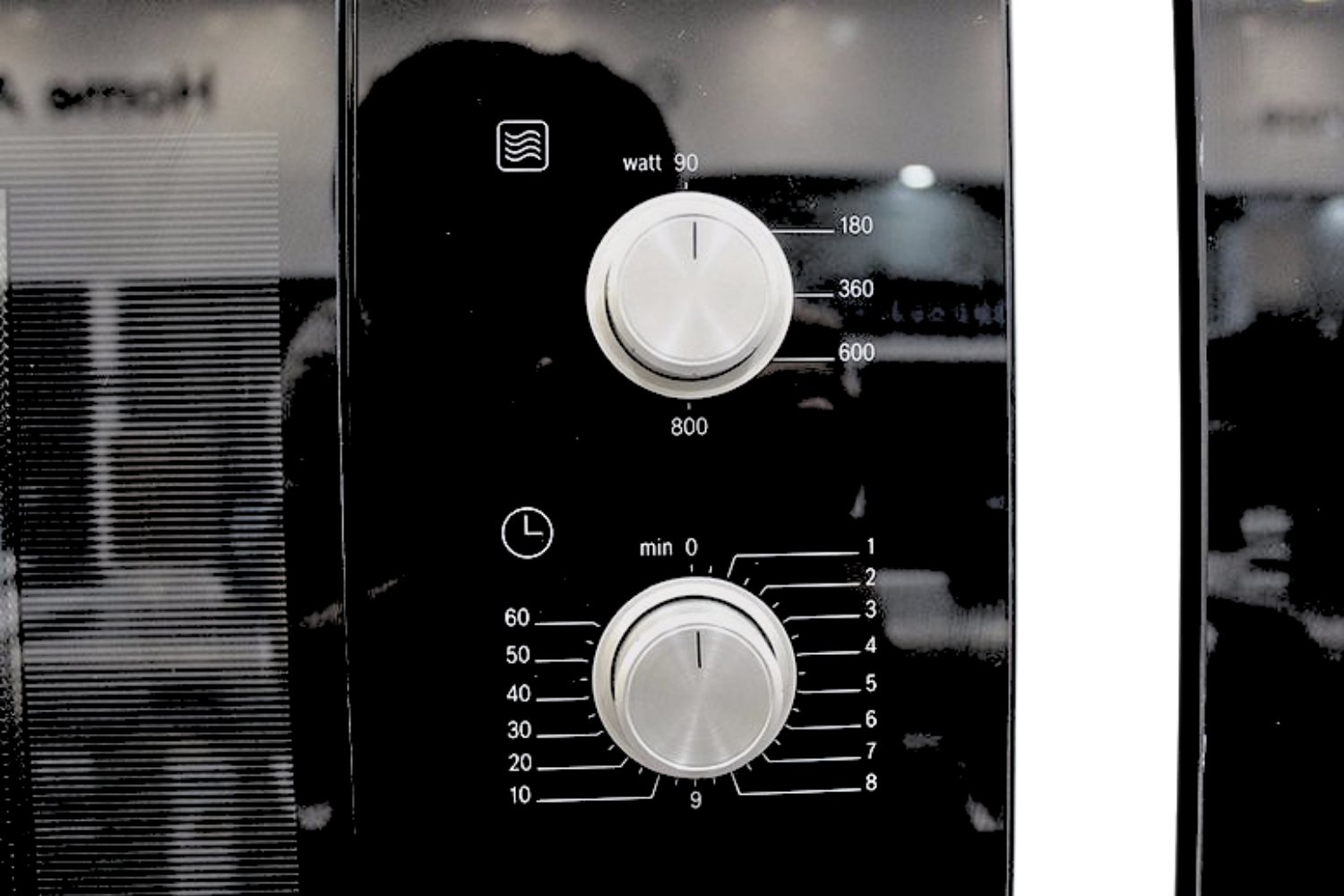 Điểm nhấn tiện lợi trên lò vi sóng&nbsp;Bosch BFL520MS0 chính là bảng điều khiển gồm 2 núm vặn Pop-out