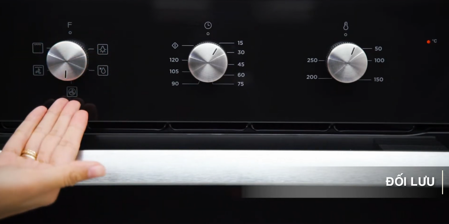 Bên trong cùng của khoang lò được trang bị quạt đối lưu, giúp nhiệt phân bố đồng đều khắp lò