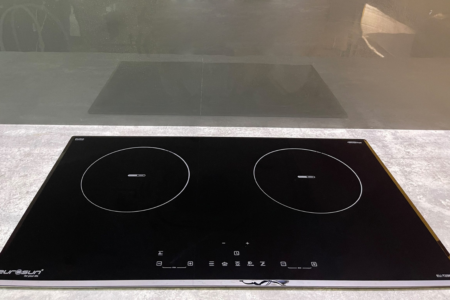 EU-T256Max sở hữu 2 vùng nấu từ độc lập