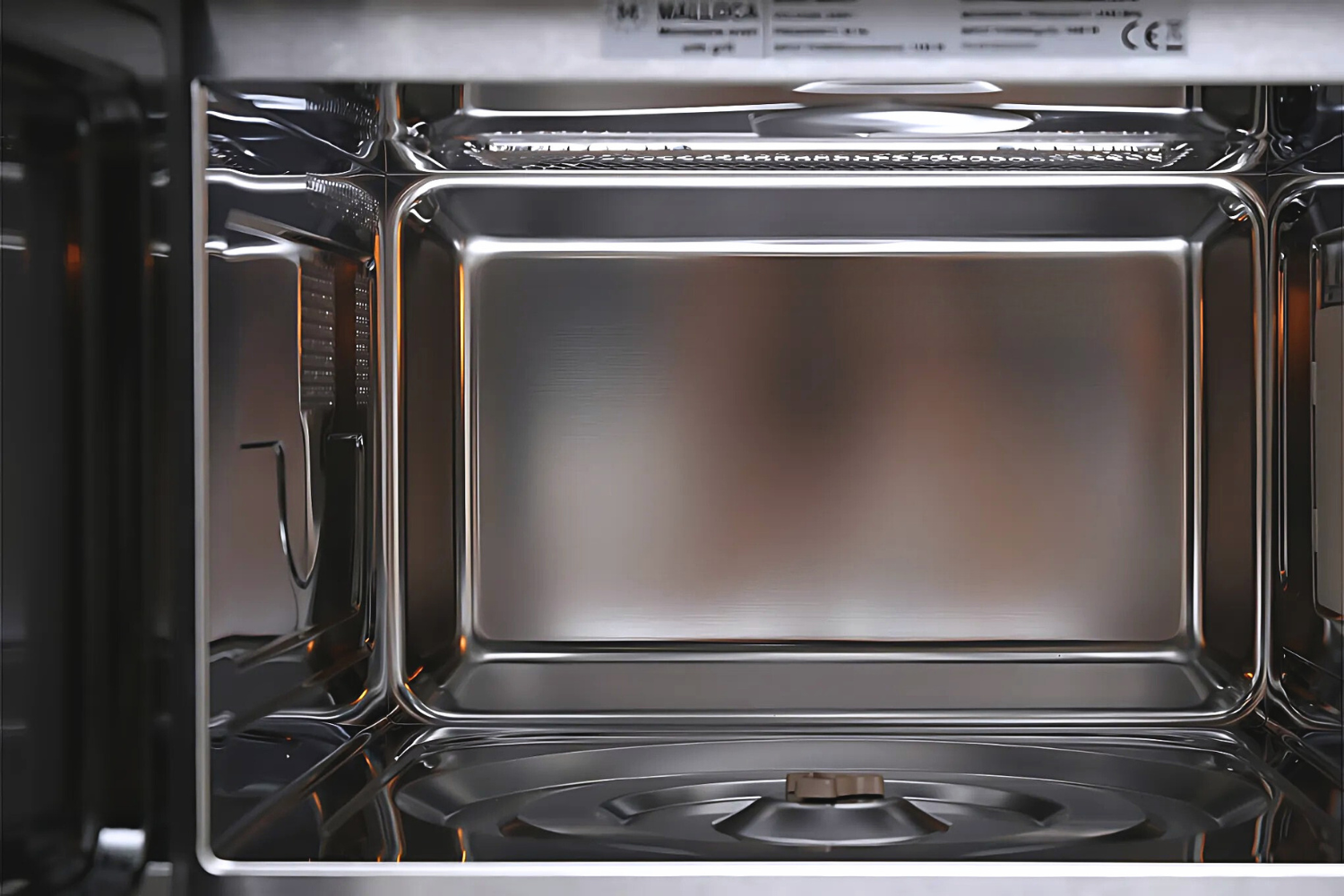 Ngoài chức năng vi sóng, lò còn tích hợp công suất nướng lên đến 1000W