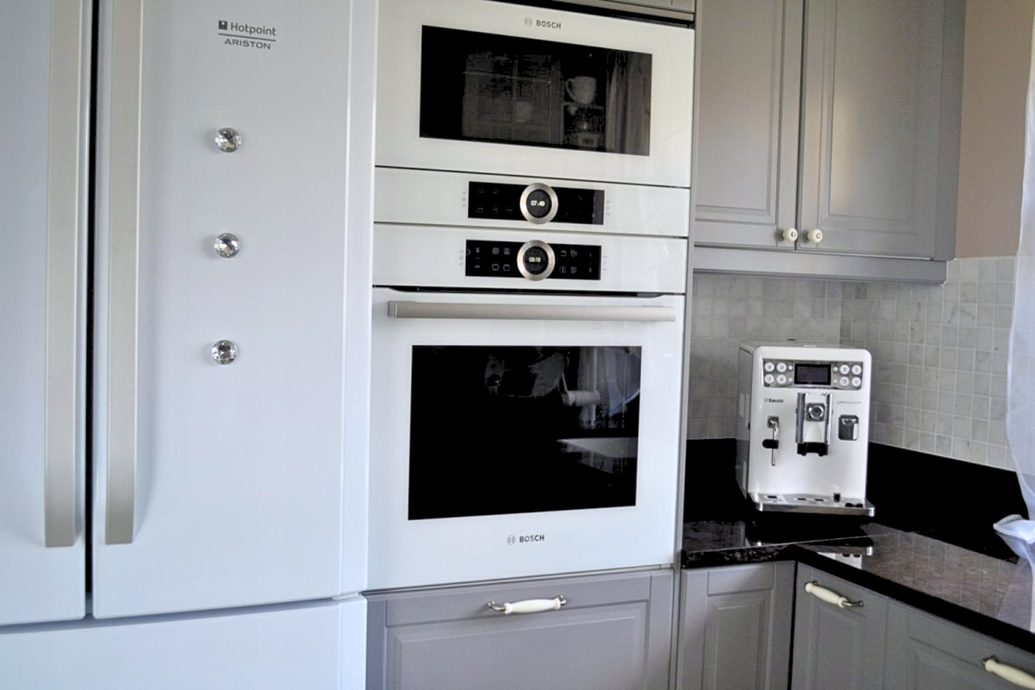 Lò vi sóng Bosch BFL634GW1 được chế tác để trở thành một phần hài hòa với tổng thể kiến trúc bếp