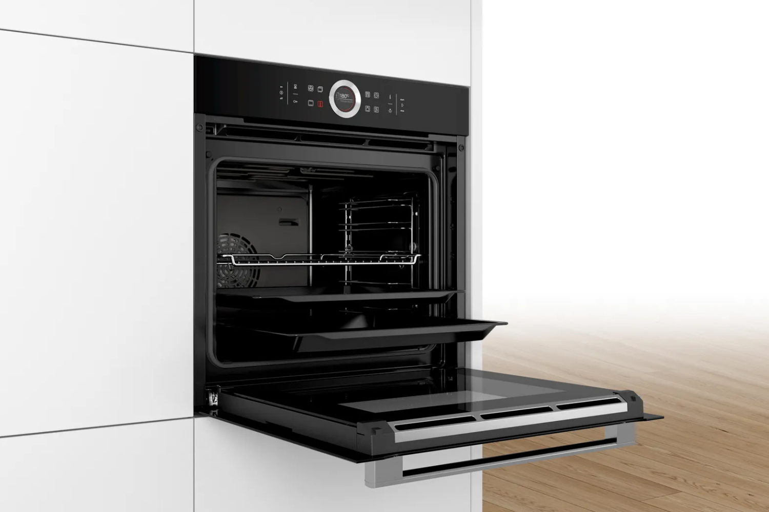 Cửa lò được trang bị hệ thống bản lề đặc biệt giúp việc đóng và mở trở nên nhẹ nhàng, êm ái