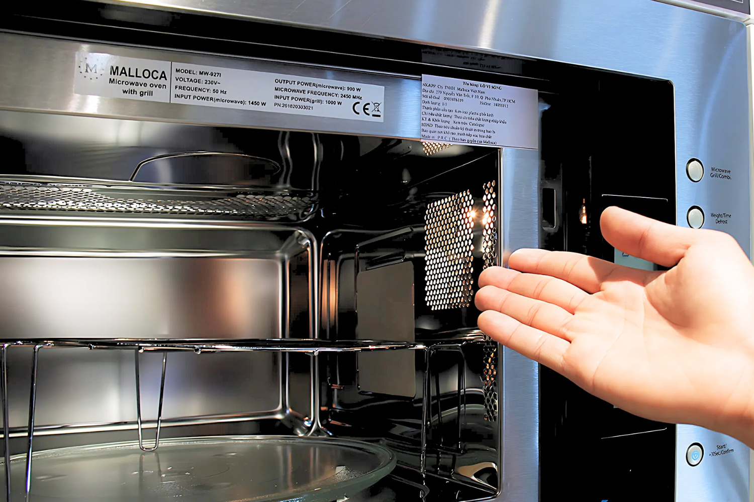 Đèn chiếu sáng hiệu quả giúp bạn dễ dàng quan sát toàn bộ quá trình chế biến