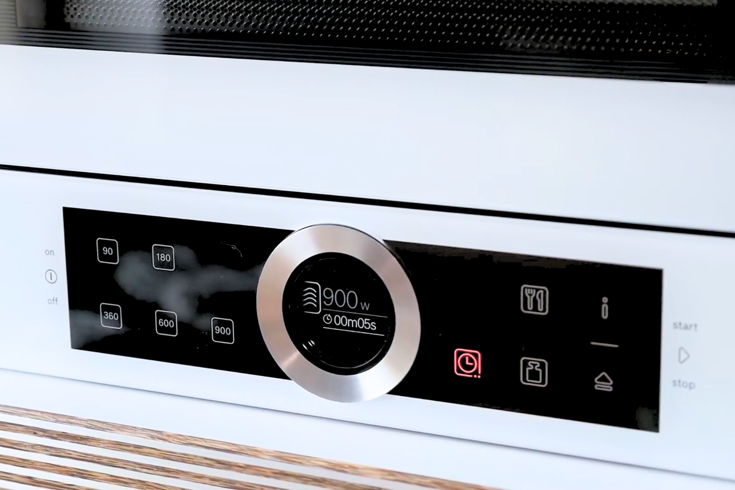 Bảng điều khiển của lò vi sóng Bosch BFL634GW1 được thiết kế thông minh