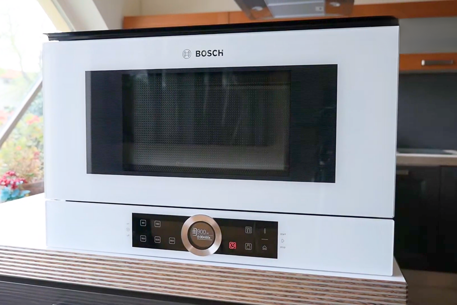 Lò vi sóng Bosch BFL634GW1 được chế tác để trở thành một phần hài hòa với tổng thể kiến trúc bếp