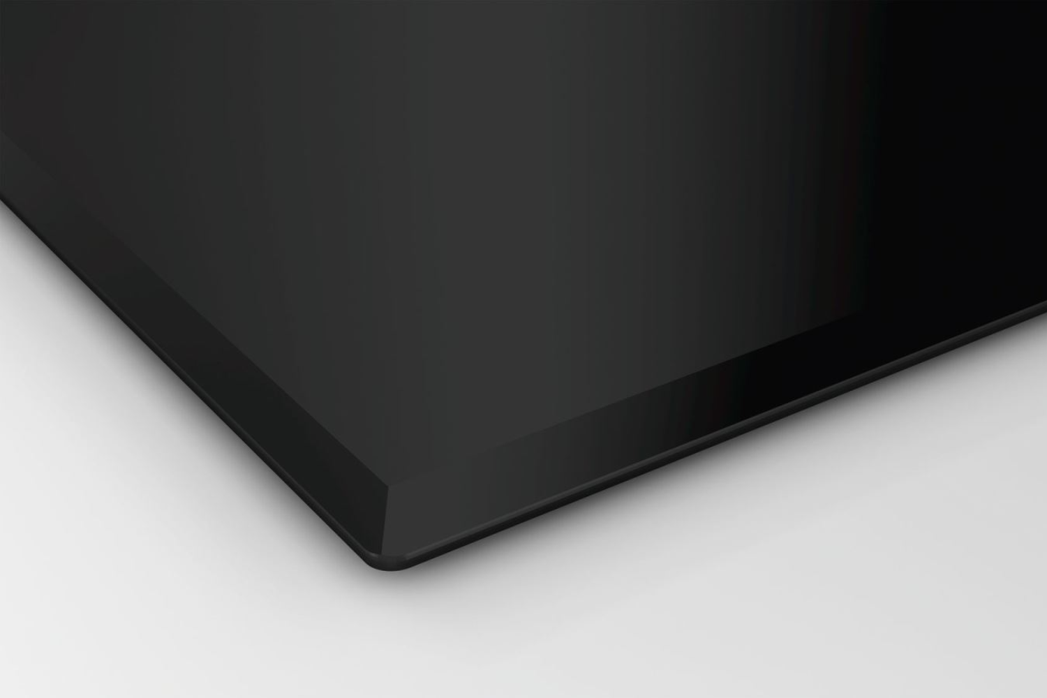 Bề mặt bếp được trang bị kính Schott Ceran cao cấp, nhập khẩu từ Đức