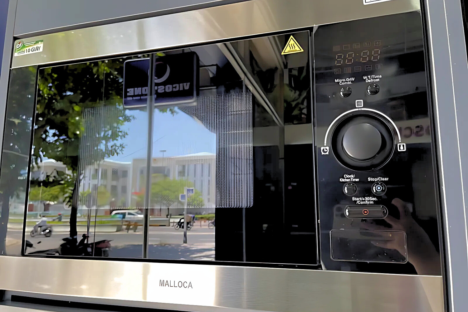 Thiết kế&nbsp;của lò được hoàn thiện với mặt kính đen trong suốt phối cùng các viền Inox cao cấp