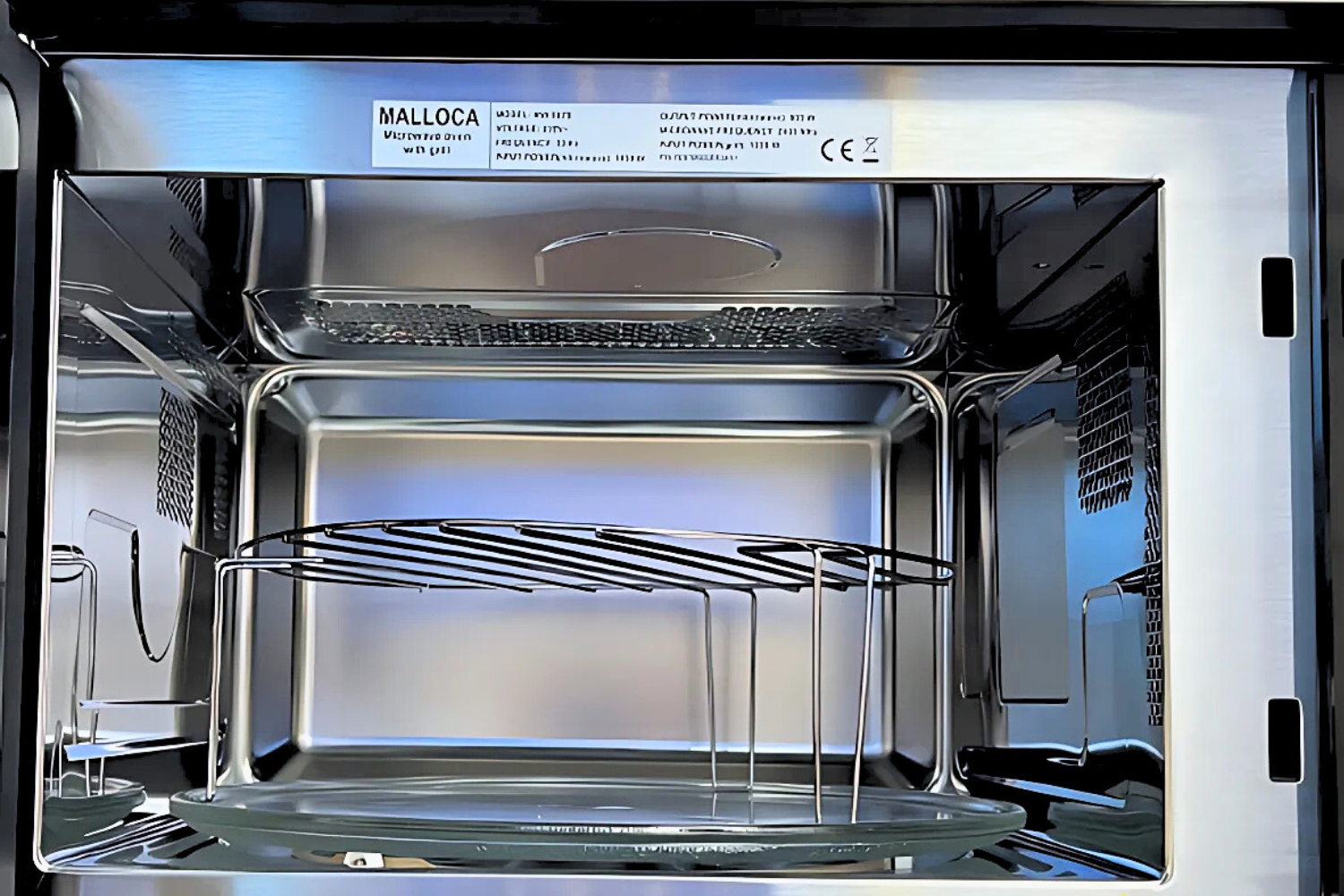 Bên trong lò vi sóng Malloca MW-927S được trang bị sẵn nhiều phụ kiện tiện lợi