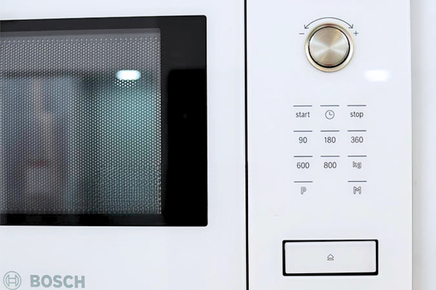 Điều khiển của lò vi sóng Bosch HMT75M624 kết hợp giữa núm xoay truyền thống và màn hình hiển thị hiện đại