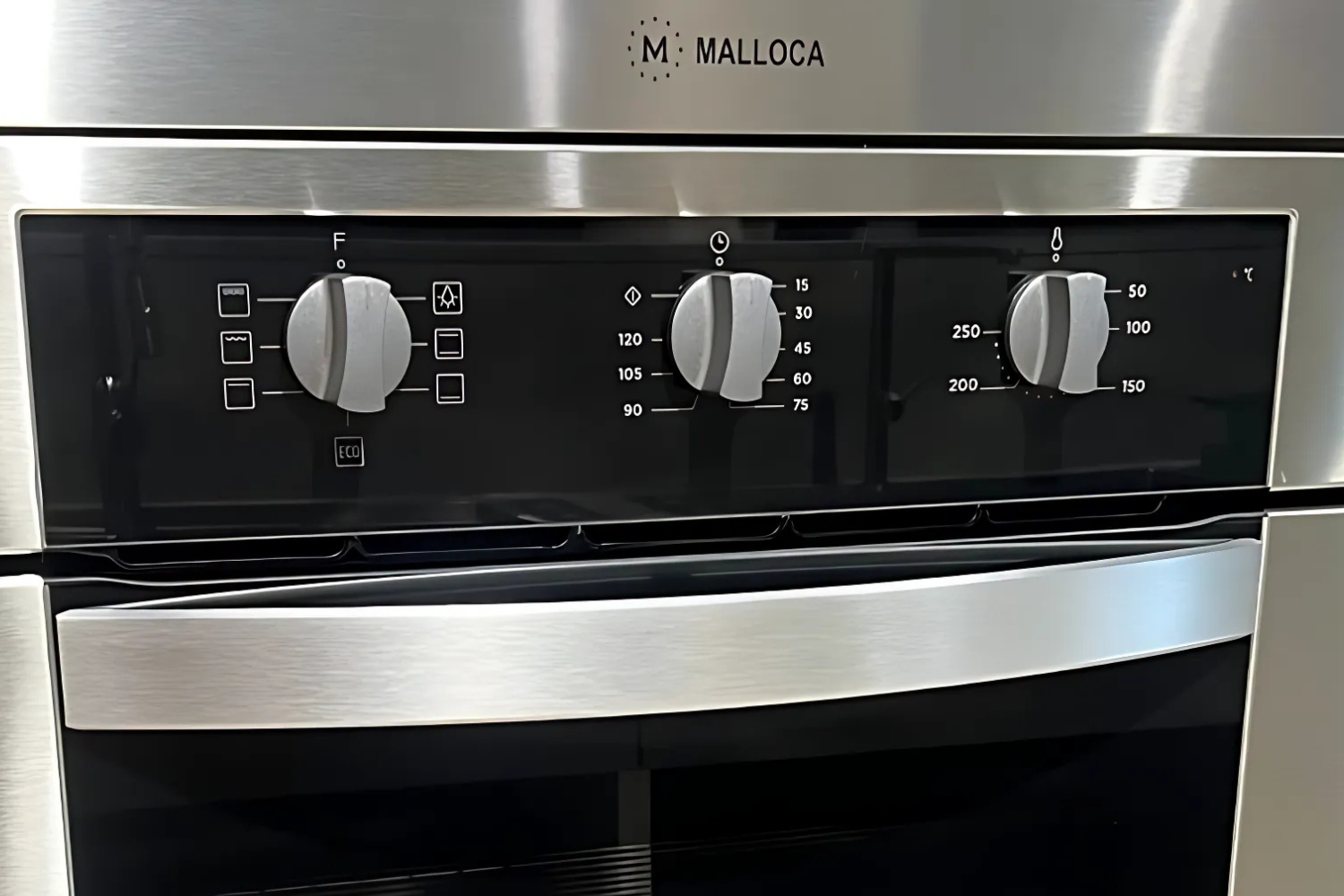 Lò nướng Malloca MOV 575 ECO được trang bị bảng điều khiển thiết kế thông minh, tối ưu hóa sự tiện lợi