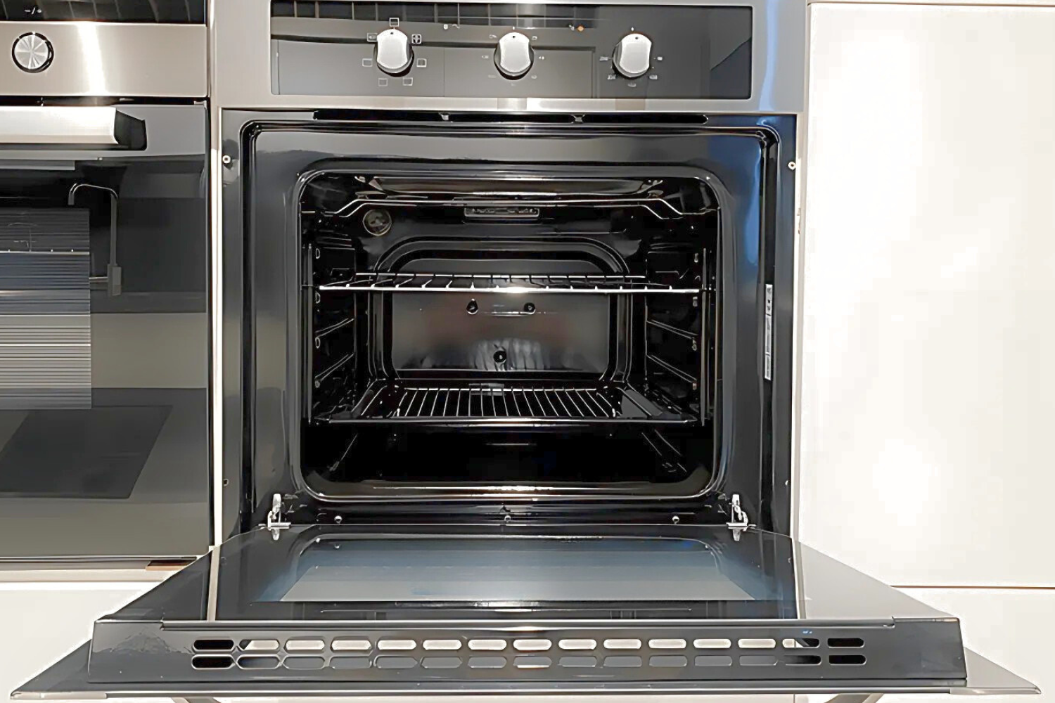 Cừa lò Malloca MOV 575 ECO được trang bị cửa kính cường lực đa lớp