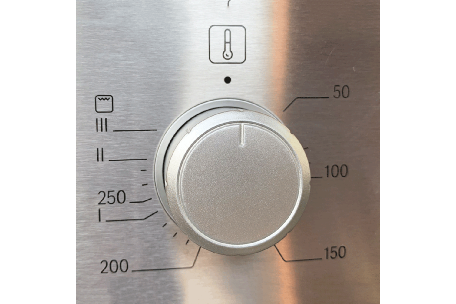 Núm xoay bên phải để điều chỉnh và thiết lập nhiệt độ nướng