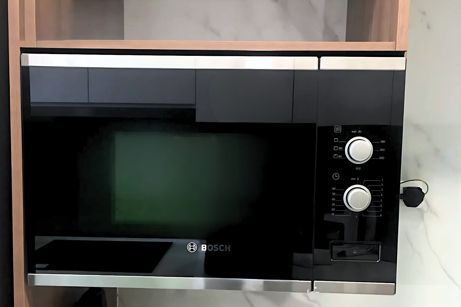 Lò vi sóng Bosch BEL520MS0K được trang bị các tính năng bảo vệ người dùng và thiết bị