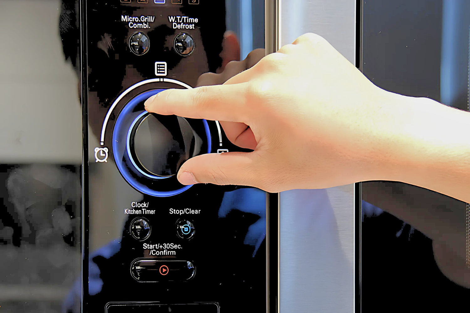 Lò vi sóng Malloca MW-927S mang đến trải nghiệm tương tác thân thiện và dễ sử dụng cho mọi đối tượng