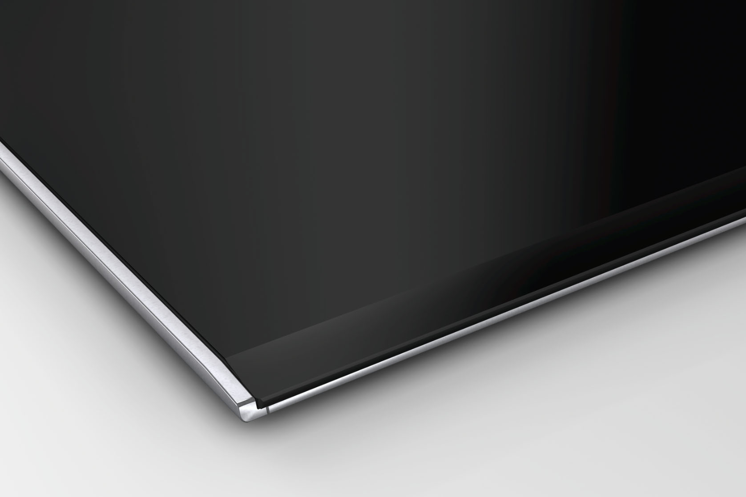 Bếp được thiết kế với viền thép không gỉ chắc chắn bao quanh