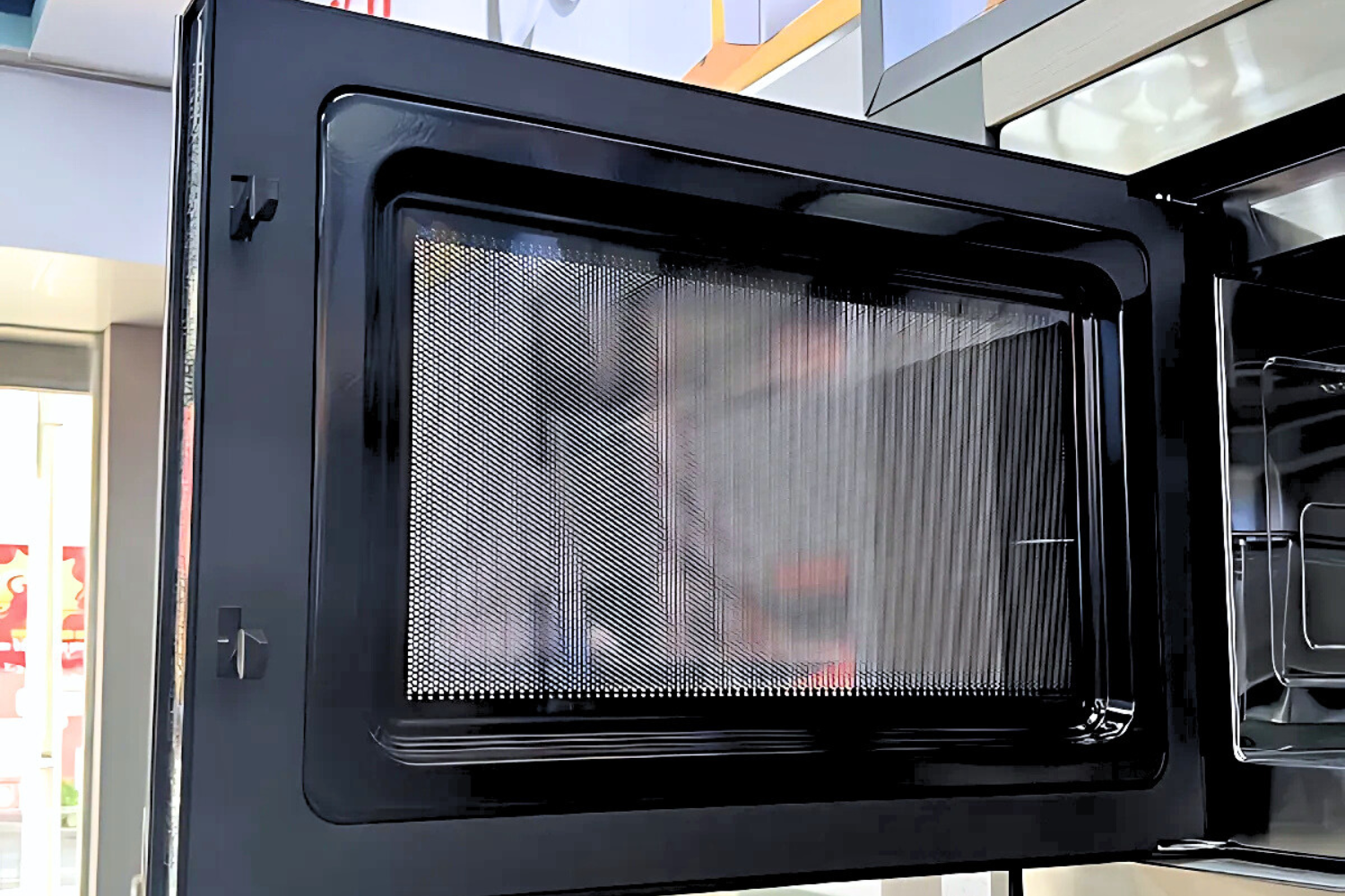 Cửa lò được thiết kế chắc chắn với kính cường lực nhiều lớp, đảm bảo cách nhiệt hiệu quả