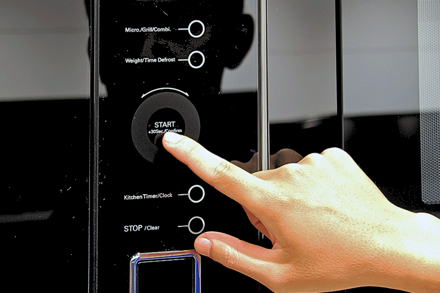 Lò vi sóng Malloca MW-927BG mang đến trải nghiệm sử dụng hiện đại và tiện lợi