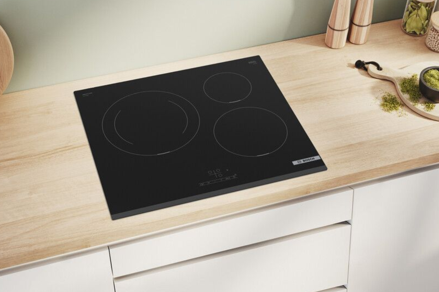 Bếp từ vuông 60 cm là kích thước tiêu chuẩn và phổ biến nhất trên thị trường